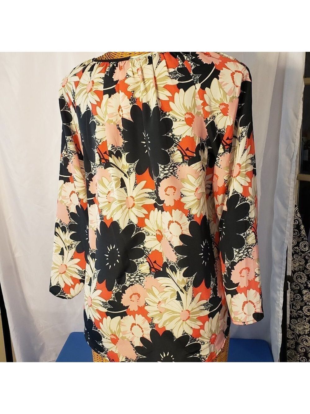 Ladies ANNE KLEIN Floral Blouse w/Drawstring Neckline - 6 - Picture 3 of 4